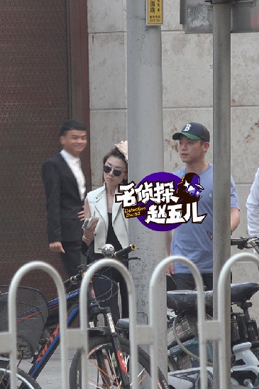 郑恺牵富二代女友看豪宅 疑计划买房好事将近