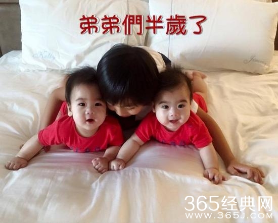 大哥哥Kimi画全家福 说要守护双胞胎弟弟