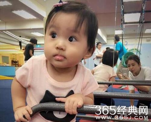 贾静雯晒咘咘浴照 调侃“不能露点点”