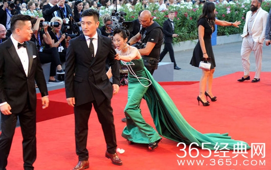 中国女星梁镜珂威尼斯电影节红毯不慎摔倒