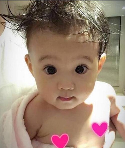 贾静雯晒咘咘浴照 调侃“不能露点点”