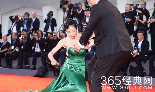 中国女星梁镜珂威尼斯电影节红毯不慎摔倒