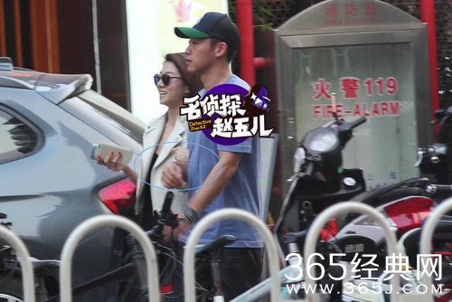 郑恺牵富二代女友看豪宅 疑计划买房好事将近