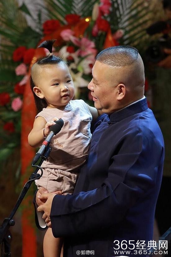 郭德纲小儿子误上台助阵 呆萌小辫子抢镜