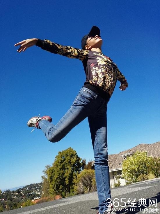 阳光下的刘晓庆展开双臂 这是要上天？