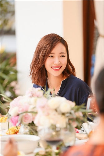 江一燕举止呆萌笑点低 见虫子宴秒崩溃