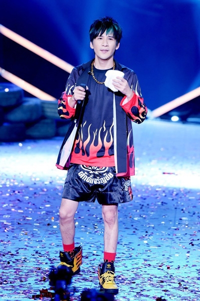 大张伟带病唱神曲 气喘吁吁累倒舞台