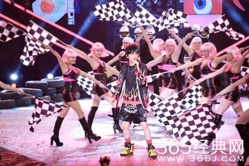 大张伟带病唱神曲 气喘吁吁累倒舞台