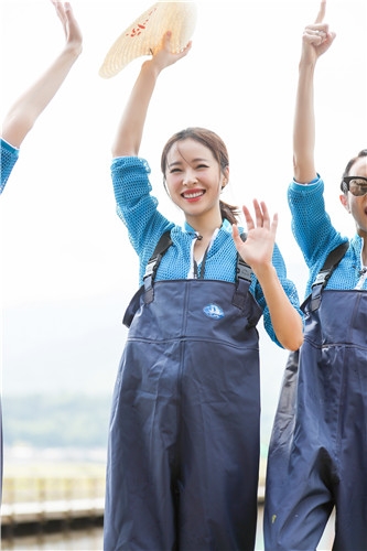 江一燕举止呆萌笑点低 见虫子宴秒崩溃