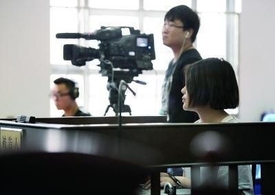 美女主播电台宣传禁毒线下贩毒 暗语交流