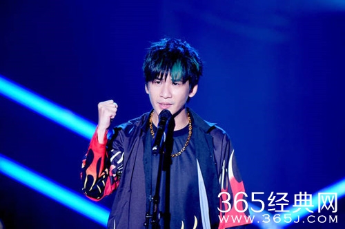 大张伟带病唱神曲 气喘吁吁累倒舞台