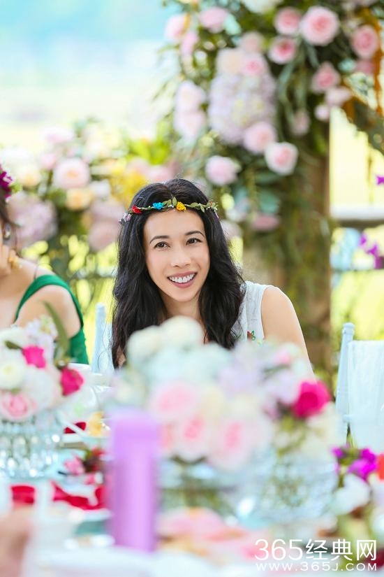 秀恩爱！莫文蔚称老公浪漫又细腻 收花收到手软