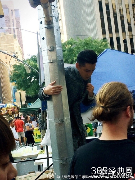 胡歌为拍微电影紧抱路边电线杆