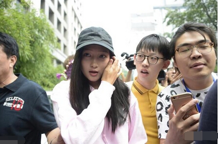 关晓彤开学报到遭围堵现场照曝光 关晓彤室友资料私照