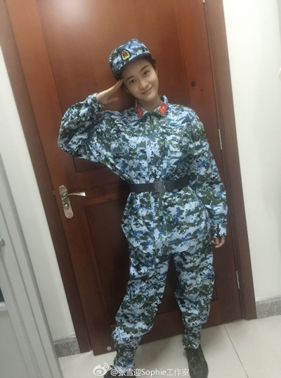 学妹好美！张雪迎素颜穿军训服青春养眼