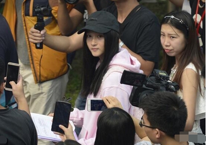 关晓彤开学报到遭围堵现场照曝光 关晓彤室友资料私照