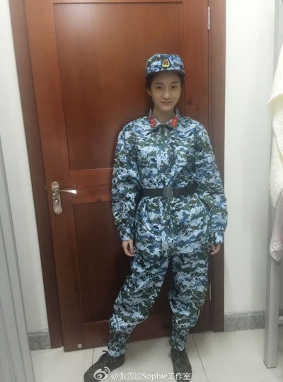 学妹好美！张雪迎素颜穿军训服青春养眼
