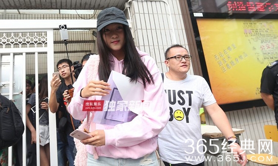 “国民女儿”入学父亲禁止恋爱 关晓彤：有也不说