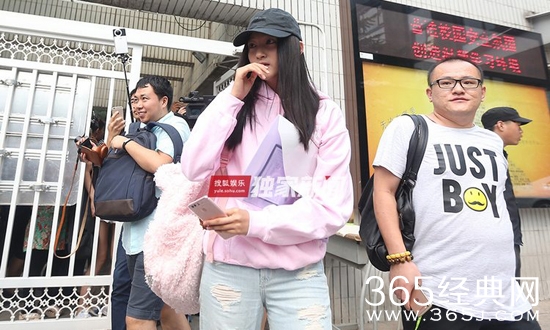 “国民女儿”入学父亲禁止恋爱 关晓彤：有也不说