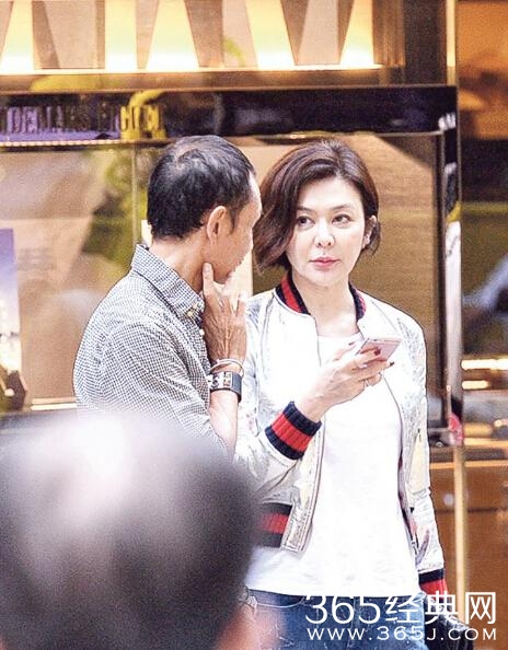 关之琳与好友中环逛街 薄施脂粉显年轻