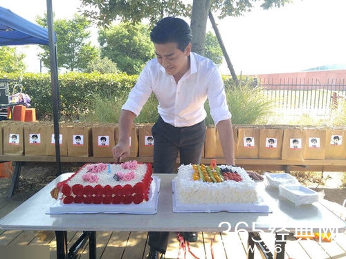 人气火爆 陈晓东粉丝为其片场庆生