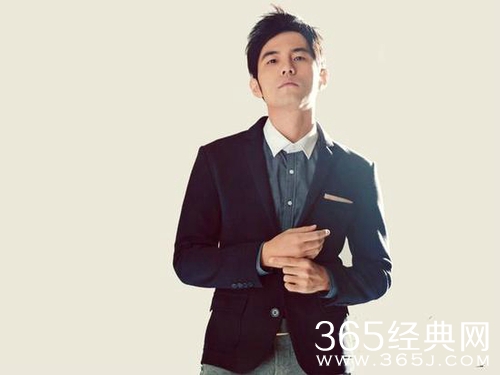 周杰伦演唱会摔倒 伴舞陪摔贴心掩护