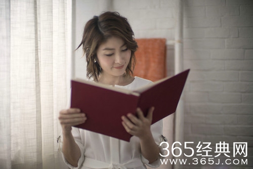 42岁陈慧琳穿睡裙出镜 气质优雅身材姣好