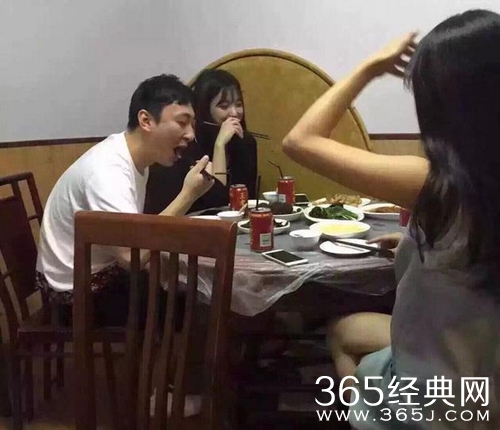 又换女伴 网友偶遇王思聪与美女聚餐