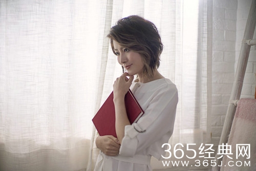 42岁陈慧琳穿睡裙出镜 气质优雅身材姣好