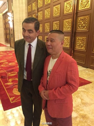 郭德纲与憨豆合影笑容满面 未受曹云金炮轰影响