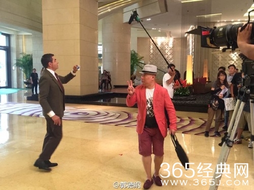 郭德纲与憨豆合影笑容满面 未受曹云金炮轰影响