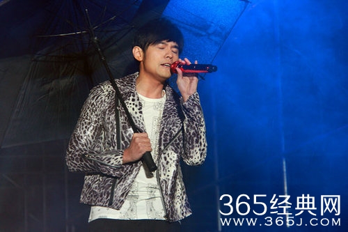 周杰伦演唱会摔倒 伴舞陪摔贴心掩护