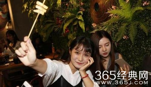 郑州女主播直播吃烤串 引20万网友围观