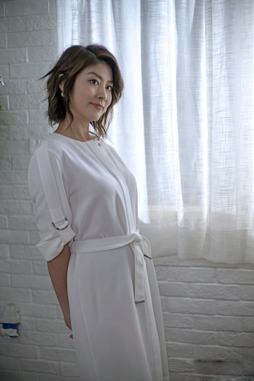 42岁陈慧琳穿睡裙出镜 气质优雅身材姣好