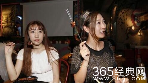 郑州女主播直播吃烤串 引20万网友围观