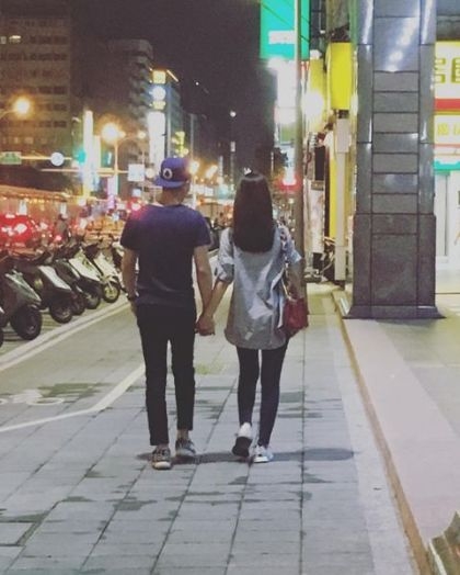 林心如十指紧扣霍建华 台北逛街背影超甜蜜