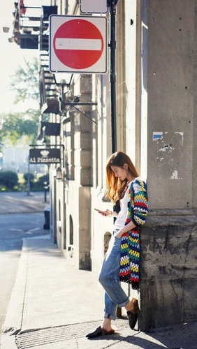 刘亦菲蒙特利尔逆光玩街拍 一反高冷常态