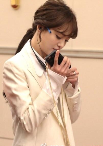 郑爽近照曝光 手指形状暴瘦崎岖