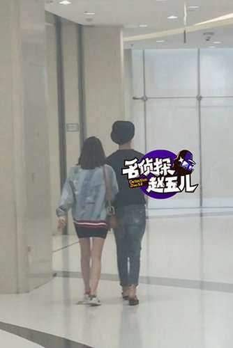 姜潮麦迪娜疑似已同居 大手牵小手逛街甜蜜蜜