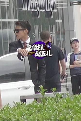 姜潮麦迪娜疑似已同居 大手牵小手逛街甜蜜蜜