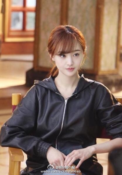 郑爽近照曝光 手指形状暴瘦崎岖