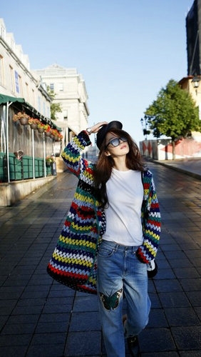 刘亦菲蒙特利尔逆光玩街拍 一反高冷常态