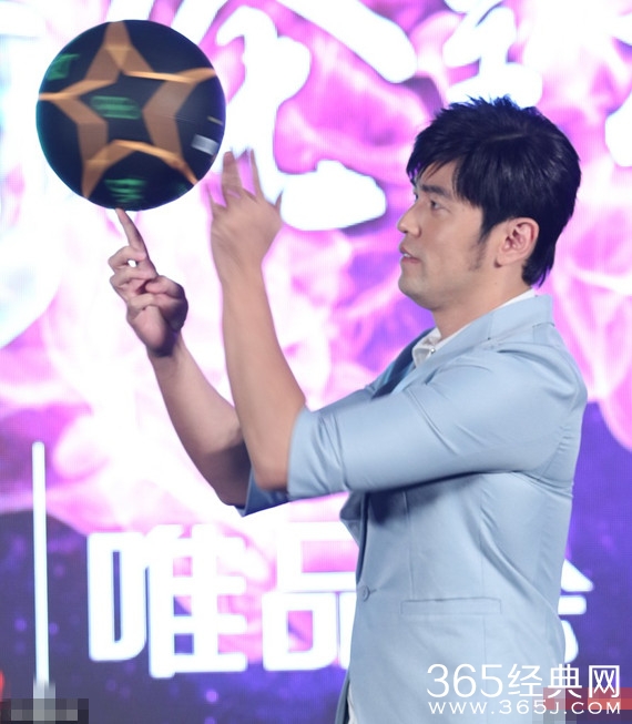 周杰伦摘婚戒玩篮球耍酷 上衣紧绷现肌肉