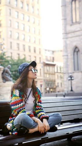 刘亦菲蒙特利尔逆光玩街拍 一反高冷常态