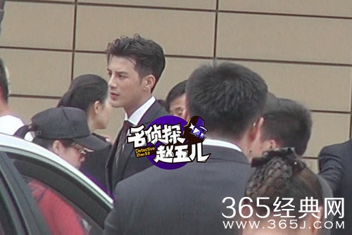 姜潮麦迪娜疑似已同居 大手牵小手逛街甜蜜蜜