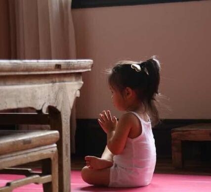 一枚安静的美少女！孙俪晒小花妹妹做瑜伽照