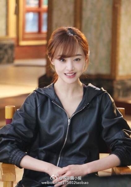 郑爽近照曝光 手指形状暴瘦崎岖