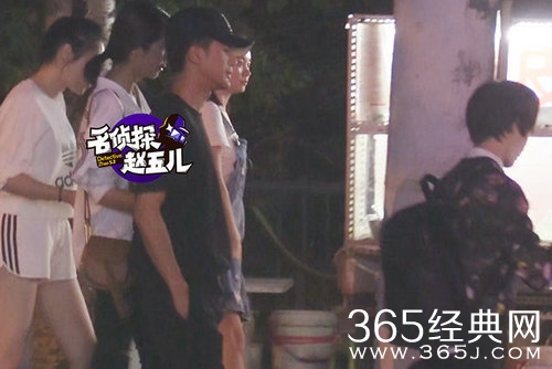 姜潮麦迪娜疑似已同居 大手牵小手逛街甜蜜蜜