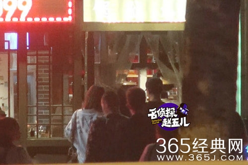 姜潮麦迪娜疑似已同居 大手牵小手逛街甜蜜蜜