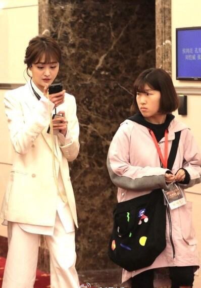 郑爽近照曝光 手指形状暴瘦崎岖